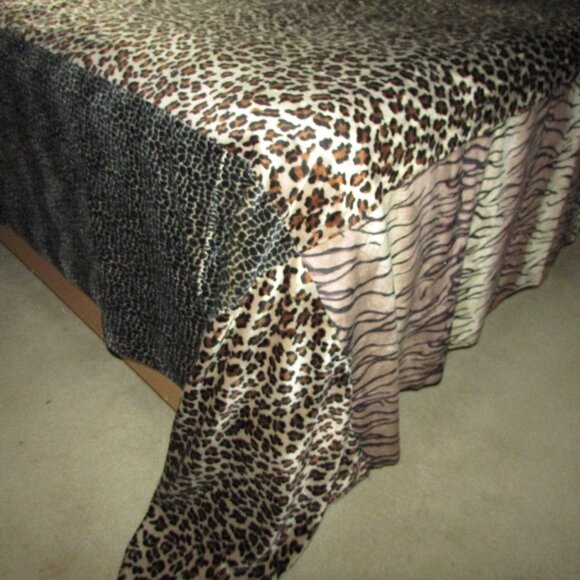 Textured Animal Print Bedspread Coverlet + Accent Pillow Cover - King Size - Picture 6 of 15